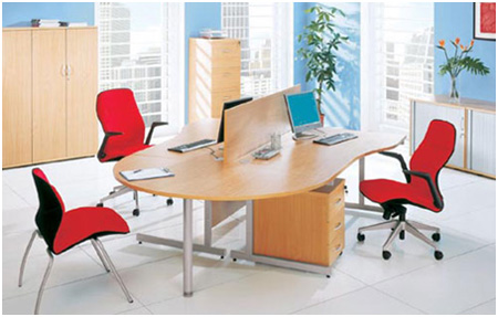 xu hướng nội thất văn phòng hiện đại với bàn hai chức năng